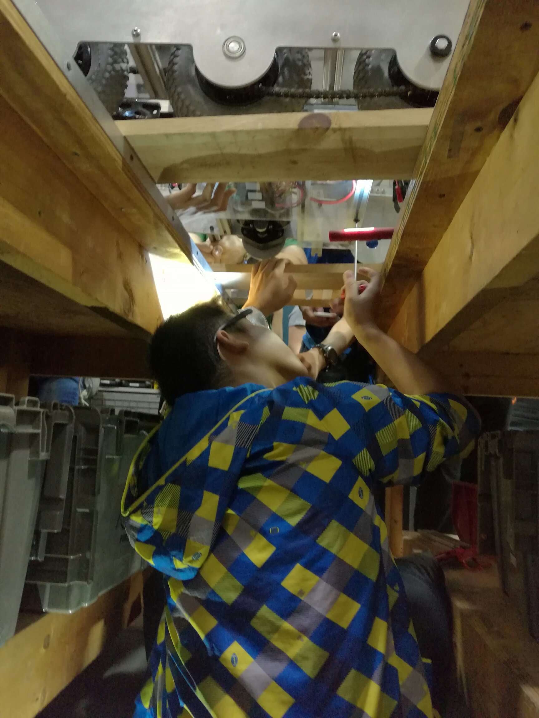 Robot mechanism adjustment in the pit